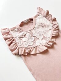 Dievčenské body s krátkym rukávom a čipkovaným detailom ružová mimi kids 1250000025 (8)